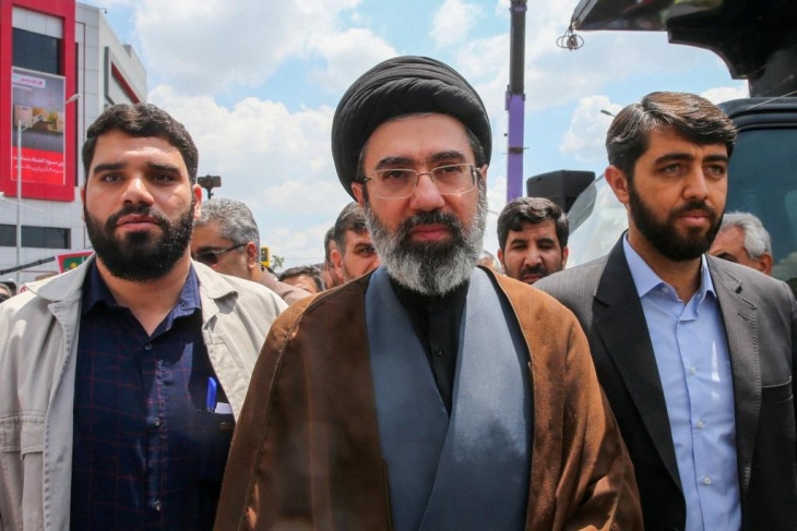 المرشد الإيراني يهدد: سننتقم من قتلة المرشد الراحل