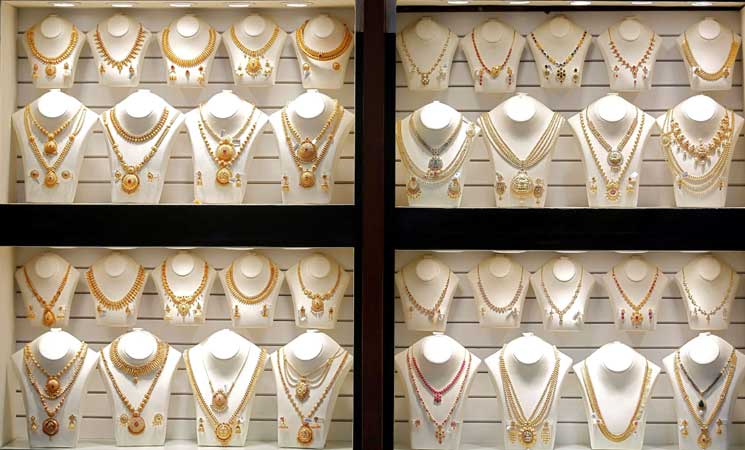 الذهب يتراجع مع ارتفاع الدولار والنفط وترقب قرار ترامب حول حرب إيران