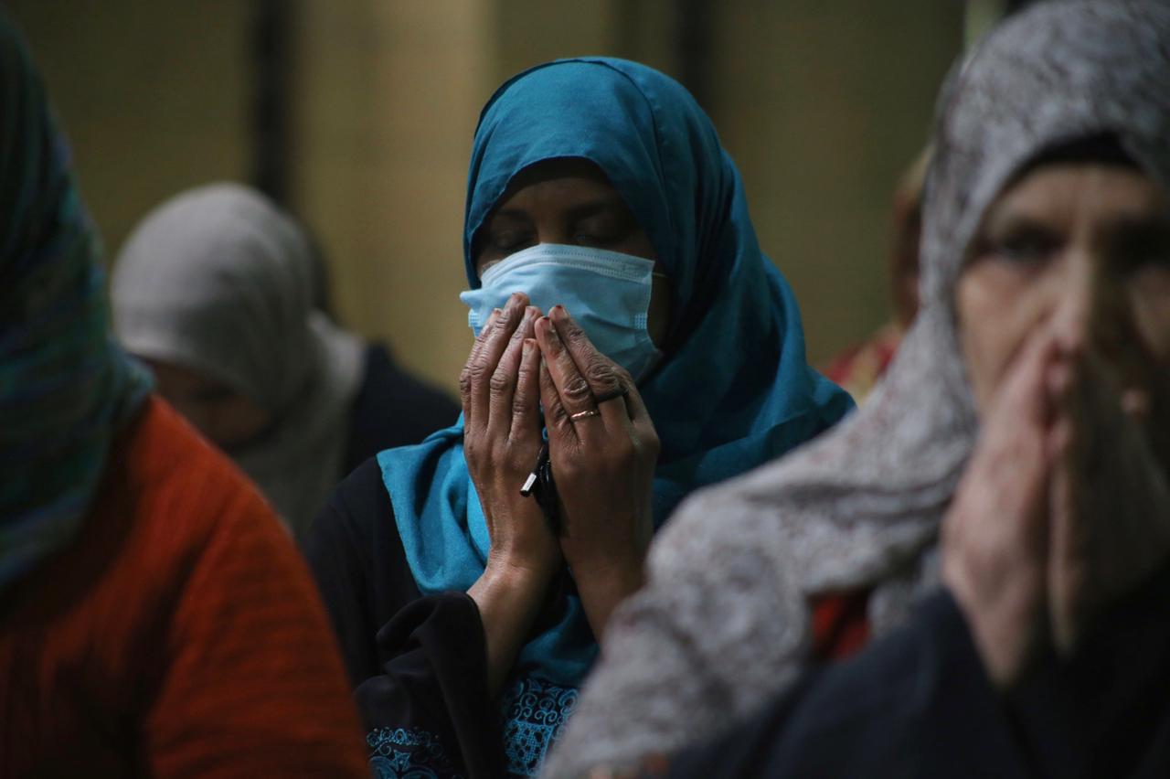 هل يجوز صلاة الجنازة بالنساء دون الرجال؟.. عضو مركز الأزهر للفتوى تجيب