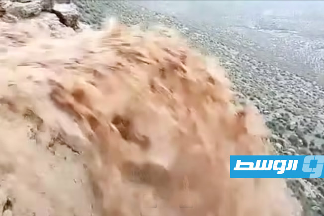 أمطار غزيرة على 4 مدن وجريان أودية بالجبل الغربي (صور)