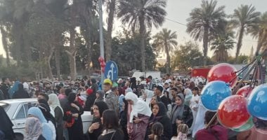 الفرحة بال​بالونات.. احتفالات صاخبة بمحيط مسجد عمرو بن العاص عقب صلاة العيد