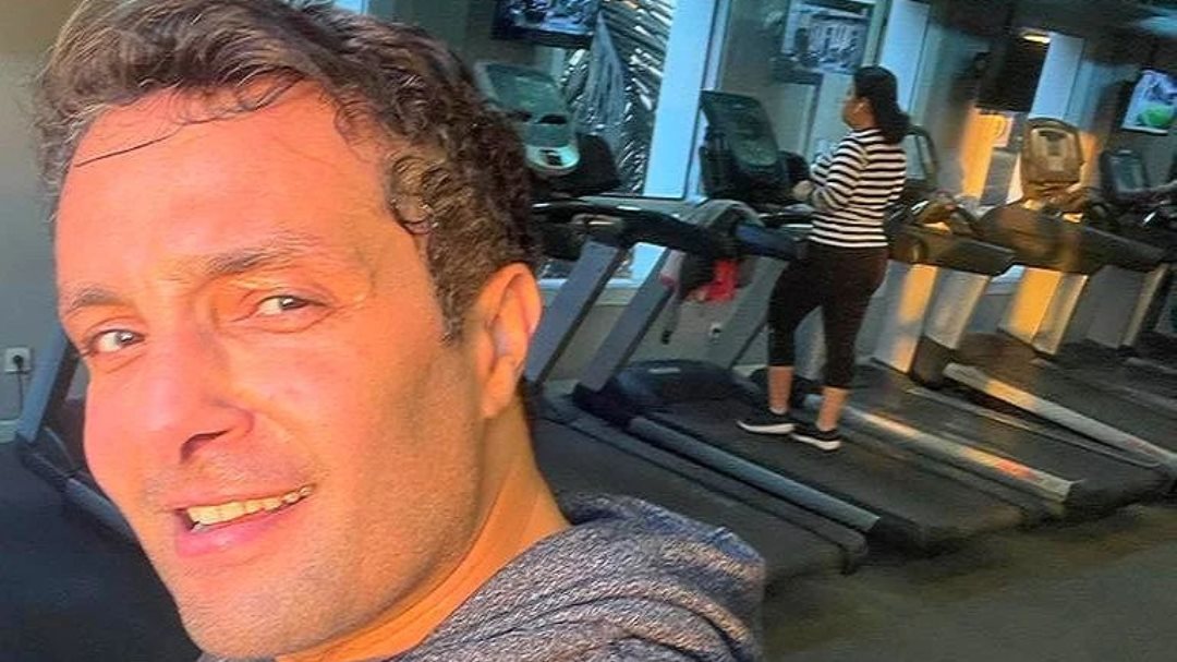 بعد العيد ملاحقة الجميع.. وائل عبد العزيز يوضح حقيقة الحكم عليه في قضية سب وقذف
