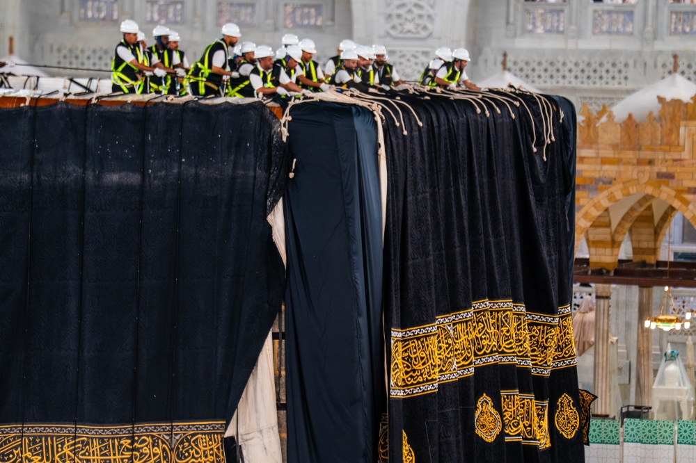كسوة الكعبة المشرفة.. لوحة مهيبة تجسد عناية المملكة بأقدس بقاع الأرض