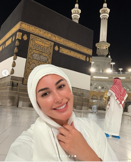 ياسمين صبري تعلن انتهاءها من مناسك الحج