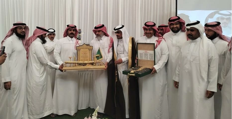 منسوبو ثانوية الوجه يكرمون البلوي بمناسبة تقاعده