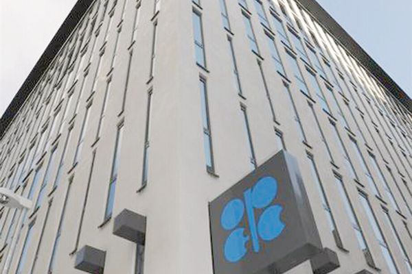 «أوبك+» تميل لاستئناف زيادة إنتاج النفط في اجتماعها المقبل