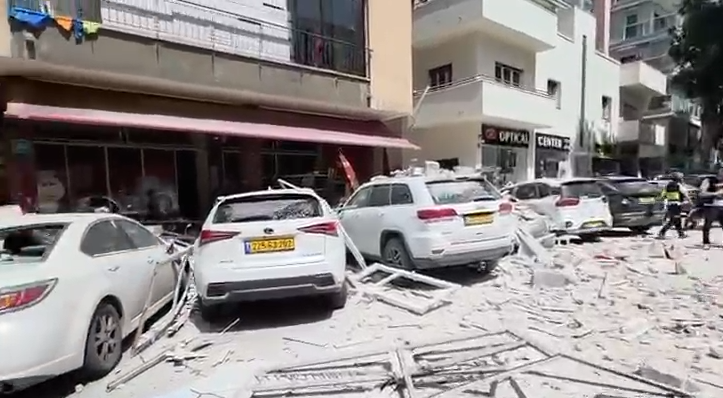 سقوط شظايا صواريخ في رمات غان وبني براك وتل أبيب