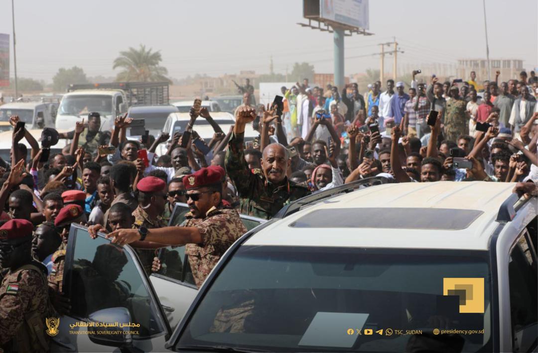 شاهد بالفيديو.. "البرهان" يقتحم حفل بأحد شوارع الخرطوم ويخاطب الشباب والجمهور (والله الكاهن دا حيرنا بقى مواطن زينا)