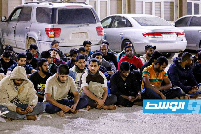 «أمن أجدابيا» تضبط شبكة للاتجار بالبشر وتحرر 120 مهاجرا