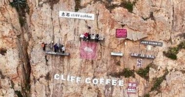 الأخطر فى العالم.. مقهى صينى معلق على ارتفاع 60 مترا