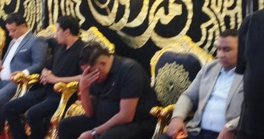 دموع وحزن حمو بيكا أثناء تلقيه عزاء والده بالإسكندرية