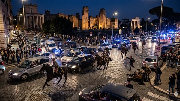 فوضى في قلب روما.. ألعاب نارية تُفلت 35 حصانًا عسكريًا إلى الشوارع