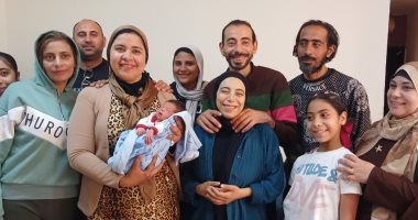 سيدة منتقبة عرضت المساعدة.. والدة الرضيعة المختطفة من مستشفى الحسين تروى التفاصيل