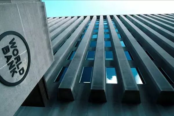 البنك الدولي يقدم حلولًا عملية لتقليل استخدام الأطفال للشاشات
