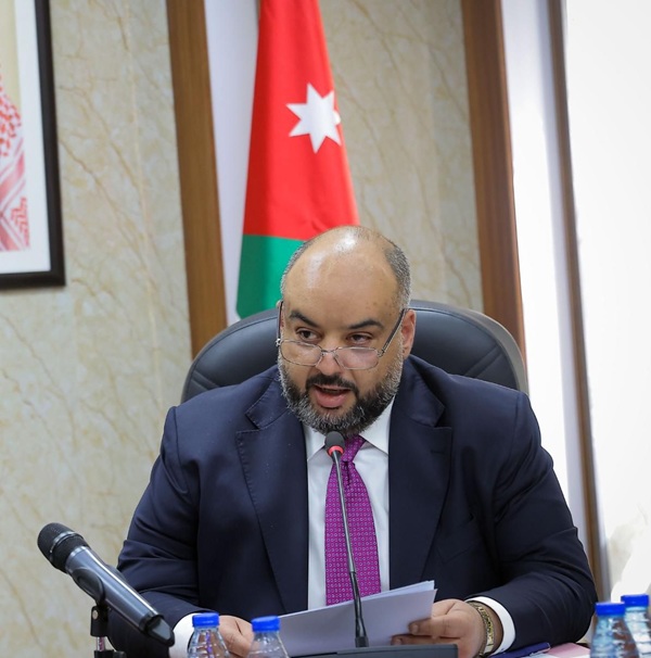 الخشمان عبر فيس بوك: الاستقلال عهدٌ يتجدد وراية الأردن لا تنحني