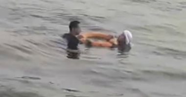 مشهد بطولى.. شاب ينقذ مسن عقب سقوطه من معدية فى نهر النيل