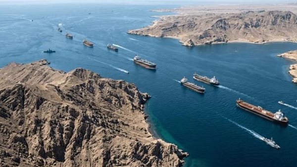 نيويورك تايمز: ثلثا السفن المغادرة من هرمز تحمل بضائع إيرانية