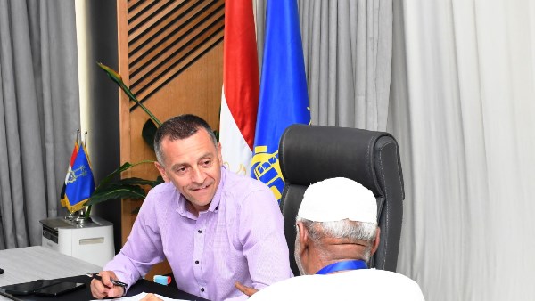 محافظ أسوان يستمع لمطالب 40 مواطنا فى اللقاء الجماهيرى الأسبوعى .. وتوجيهات عاجلة للمسئولين للتلبية