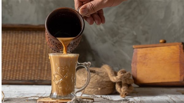 شاي الكرك بعد صلاة العيد مع الكعك والبسكويت