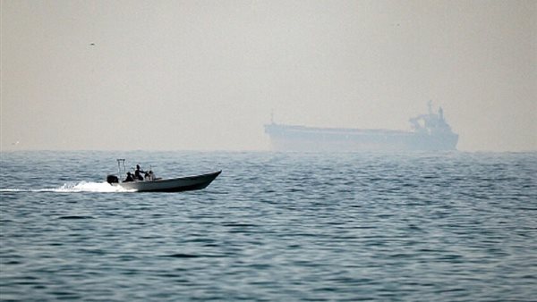 وزير إماراتي يفجر مفاجأة: مضيق هرمز مسيطر عليه ومسلح ويخضع لشروط وتحكمات