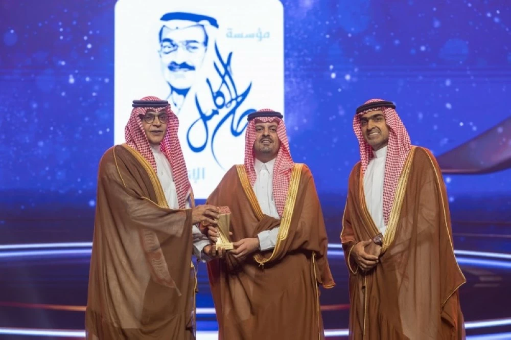 نائب أمير مكة يُتوّج مؤسسة صالح كامل الإنسانية بجائزة مكة للتميز