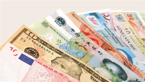 تباين أسعار العملات الأجنبية والعربية في بنك القاهرة خلال تعاملات اليوم