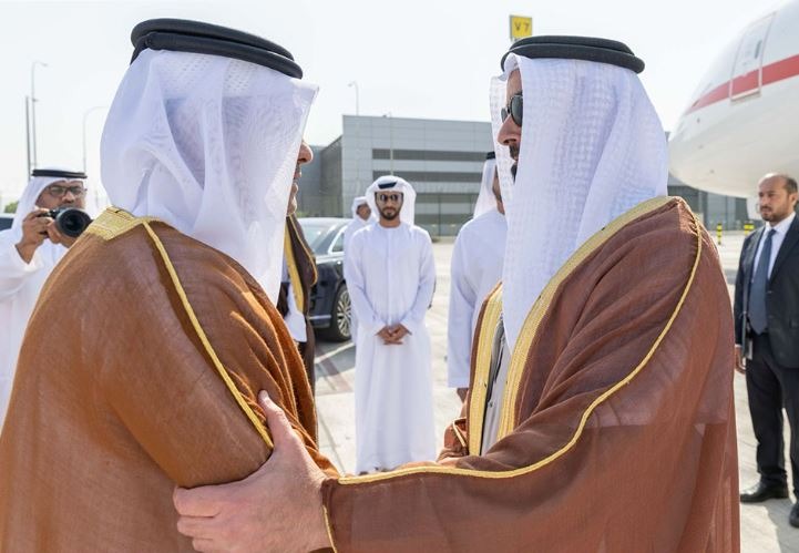 ‫ نائب رئيس مجلس الوزراء الإماراتي يصل الدوحة لتقديم العزاء في فقيد الوطن الكبير