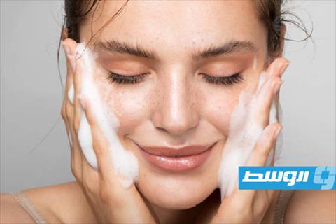 خطوات تنظيف عميق آمن لبشرتك في المنزل