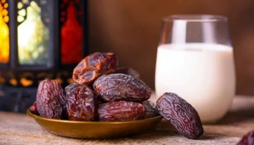التمر مع الحليب في رمضان بين الشائعة والحقيقة