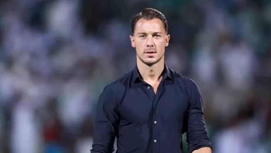 بضحكة ورسالة.. يايسله يفاجئ التحكيم السعودي قبل معركة الدحيل