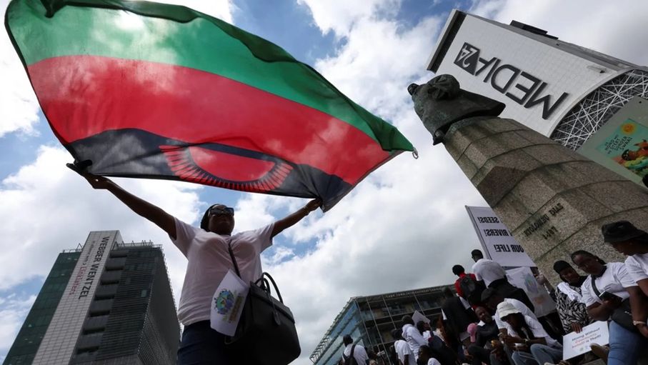 نعش بلا جثمان... جنازة وهمية لتهريب الفحم النباتي في مالاوي