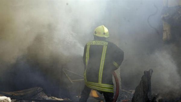 سيجارة مشتعلة وراء حريق شقة سكنية بالمنصورة وإصابة رجل إطفاء أثناء الإنقاذ