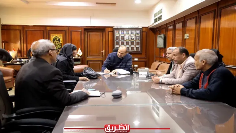 السكرتير العام لقنا ونائب المحافظ يواصلان اللقاء الجماهيري ويناقشان 75 طلباً للمواطنين