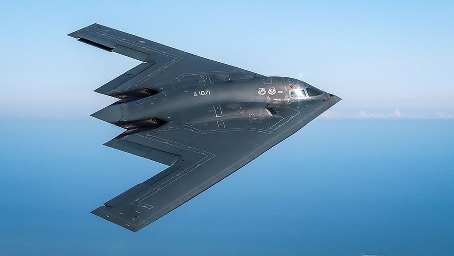 قاذفات B-2 تتحرك ومسؤولو البنتاغون يلغون عطلاتهم لضرب إيران