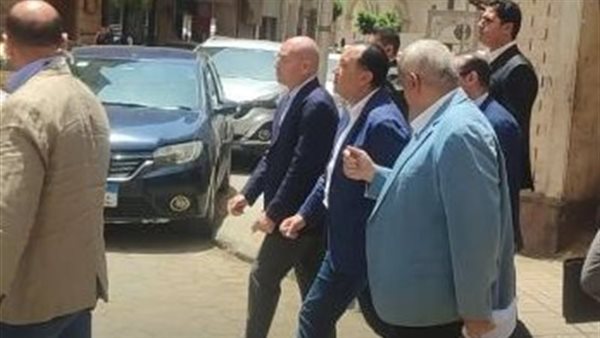 مصطفى مدبولي ينفعل بسبب غلق إشارة المرور خلال جولته بوسط البلد: «مشي العربيات.. الدنيا مش لازم تقف»