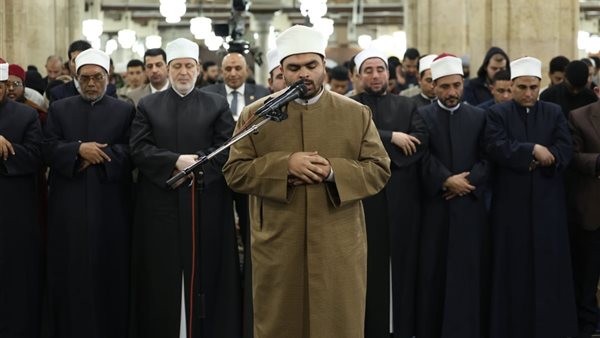 آلاف المصلين يملؤون رحاب الجامع الأزهر في الليلة الخامسة