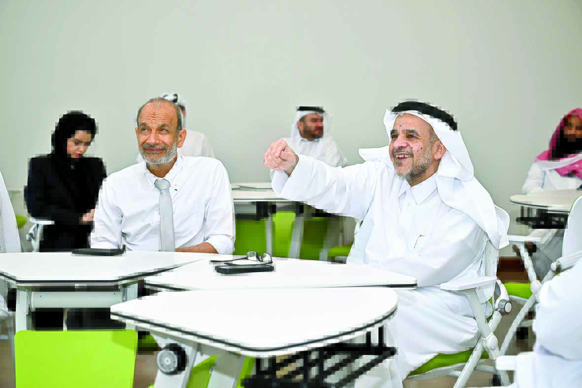 ‫ د. الأنصاري يتفقد «الفصول الذكية» بجامعة قطر