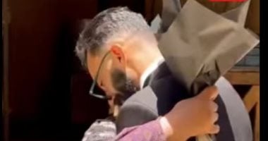 عرفت تربى.. خريج هندسة يفاجئ والدته في مكان عملها.. ومشهد مؤثر يخطف القلوب