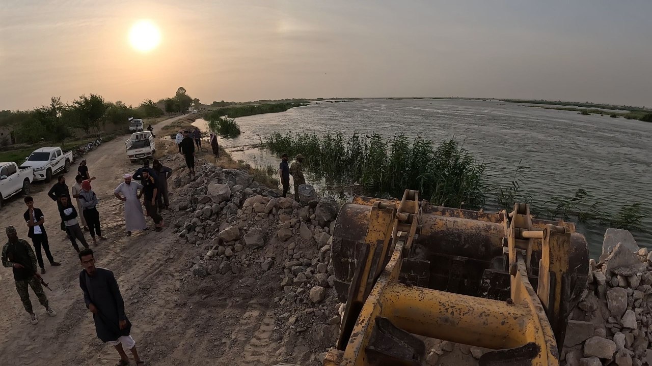 وزارة الدفاع تعلن الاستنفار في دير الزور بعد ارتفاع منسوب الفرات وتبدأ عمليات إخلاء ورفع سواتر