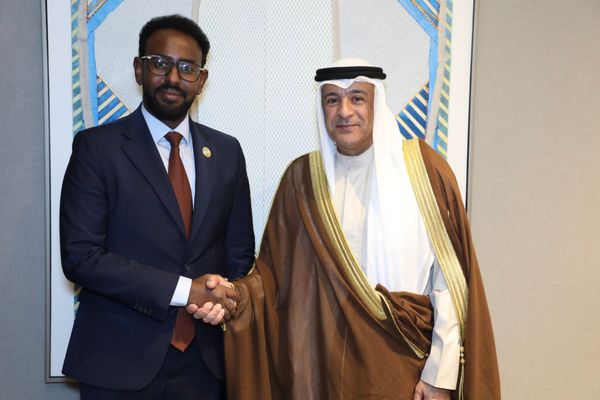الأمين العام لمجلس التعاون يلتقي وزير الأشغال العامة وإعادة الإعمار والإسكان بجمهورية الصومال