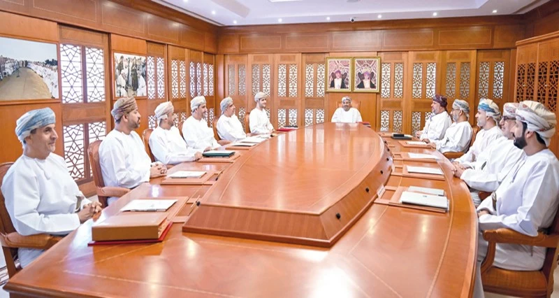 وزير الداخلية يجتمع بالمحافظين ويطلع على الخطط السنوية لأعمال المجالس البلدية