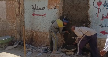 مدينة الأقصر تغلق منفذا غير شرعى لعبور المشاة على السكة الحديد بمنطقة حى وسط