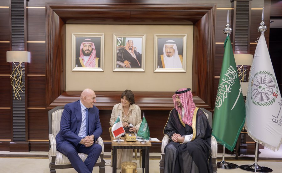 خالد بن سلمان يستعرض الشراكة السعودية الإيطالية وت...