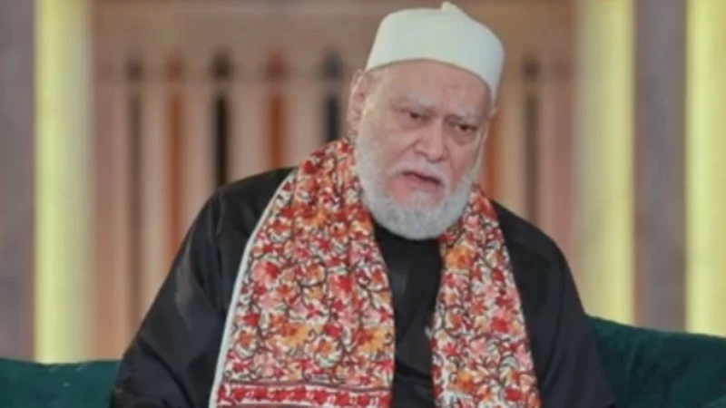 مفتي مصر السابق يجيز الصلاة بـ«ملابس البحر»
