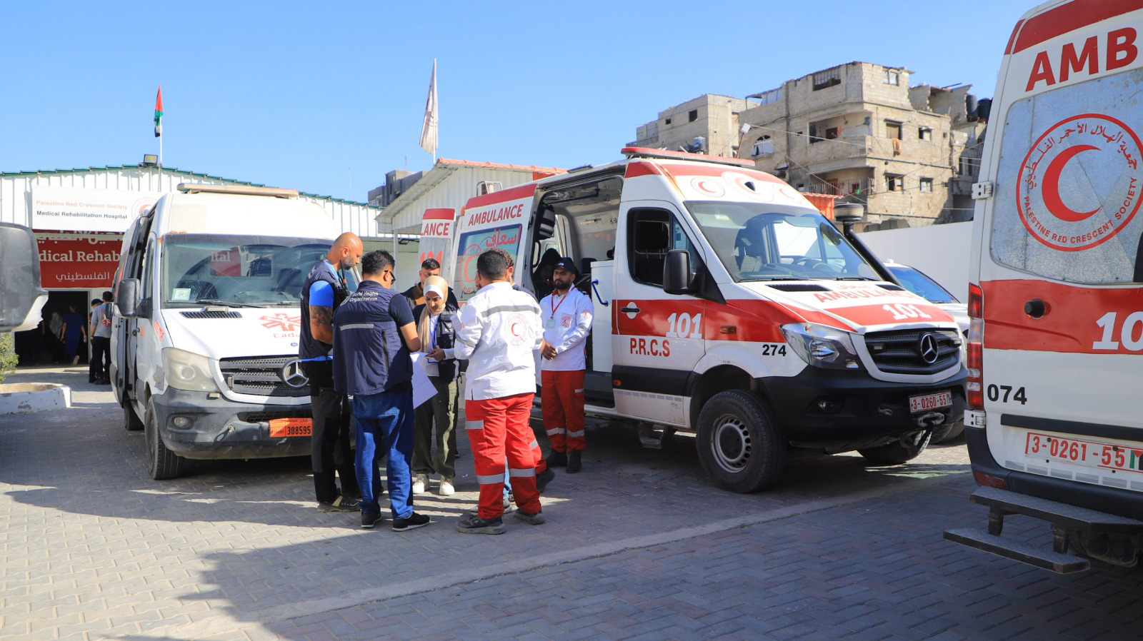 الهلال الأحمر ينفذ عملية إجلاء جديدة لـ33 مريضاً من قطاع غزة عبر معبر رفح