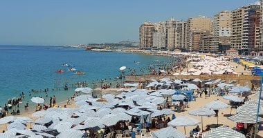 هربا من حرارة الجو.. إقبال على شواطئ الإسكندرية فى الإجازات.. الشواطئ الشرقية ترفع الراية الخضراء وتسمح بالسباحة والألعاب المائية.. الشواطئ المجانية الأكثر إقبالا والهانوفيل يرفع لافتة كامل العدد