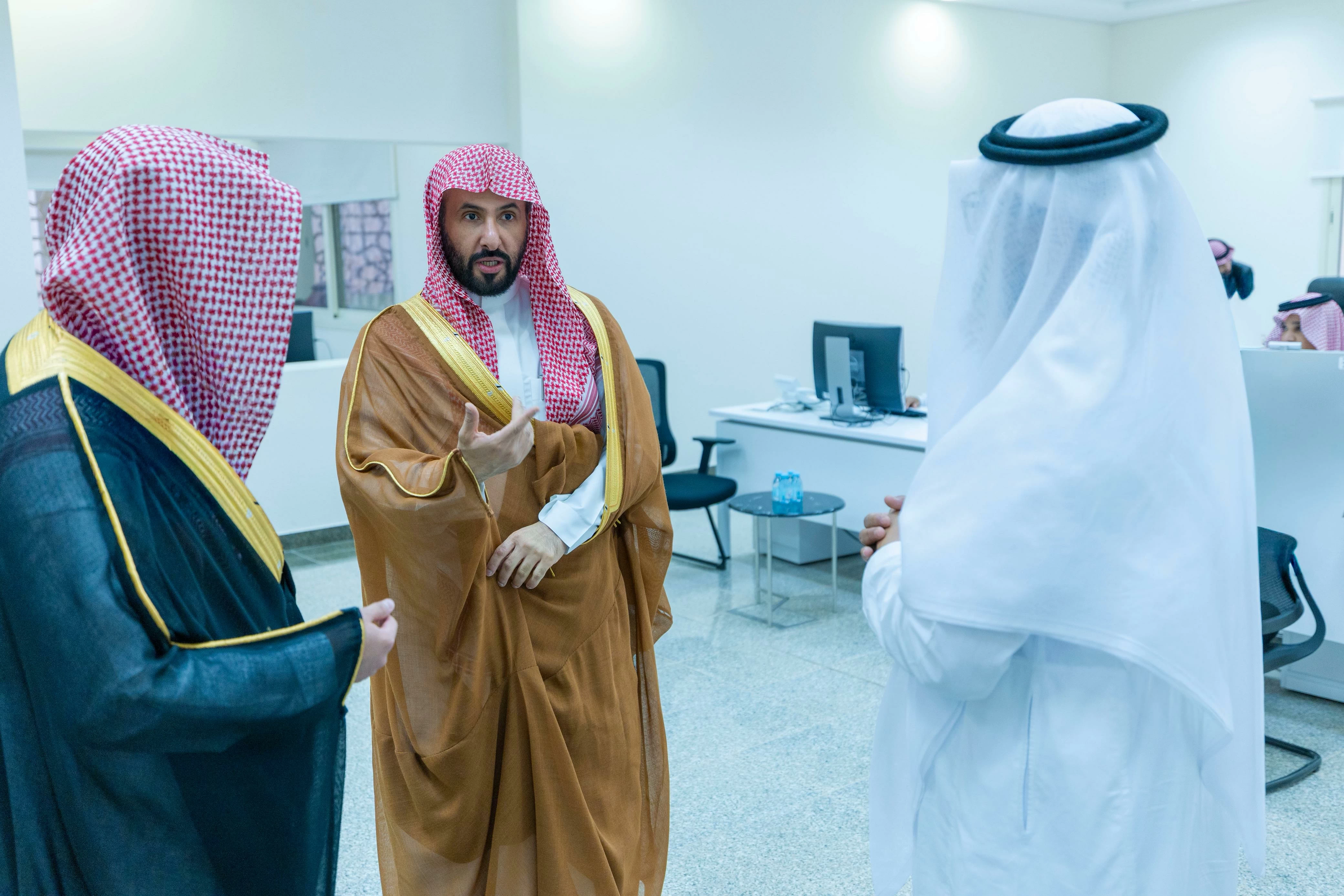 وزير العدل يتفقد محاكم جدة ويلتقي المستفيدين