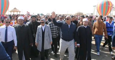 بمسيرة شعبية.. محافظ الوادى الجديد يدشن ثانى قوافل العزة إلى أهل غزة