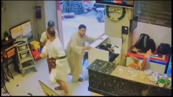 فيديو مشاجرة حلوان..تفاصيل اقتحام مطعم بالسلاح الأبيض وتكسيره في عز النهار