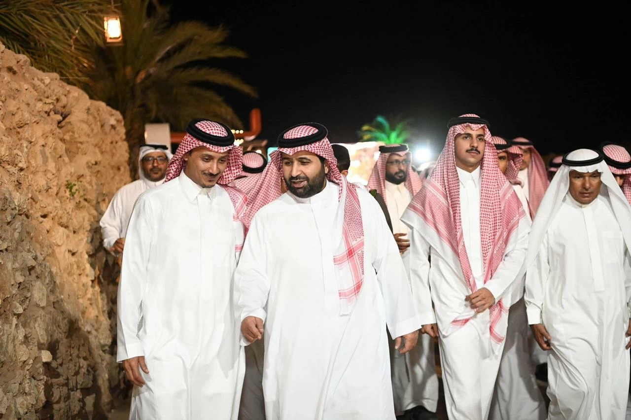 أمير جازان يزور معرض «الحريد واللؤلؤ»
